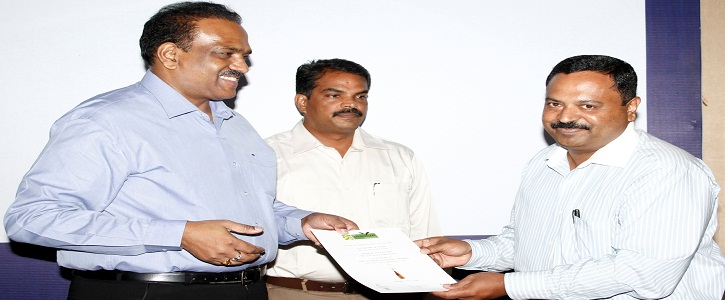 Mr.Ranjit Kurien John, DGM - Quality and Innovation - Woodbriar, receiving the 'TGLIA - STC' Golden Tea Leaf Award for the best CTC - Dust awarded to 'Venniar' from Mr. M.G.V.K. Bhanu, Chairman, Tea Board, at the launching of UCEL E-auction in Coonoor 